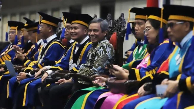 Direktur Utama BTN, Nixon LP Napitupulu, Rektor UNDIP Prof. Dr. Suharnomo, S.E., M.Si., jajaran senat, wakil rektor, serta ribuan mahasiswa baru dalam acara penerimaan mahasiswa baru Undip 2026/2027 di Semarang. (Dok: BTN)