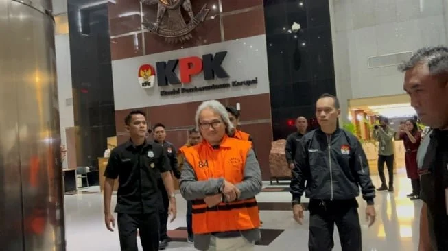 Kepala Kantor Pelayanan Pajak (KPP) Madya Banjarmasin, Mulyono, resmi mengenakan rompi oranye tahanan KPK, Kamis (5/2/2026). [Suara.com/Dea]