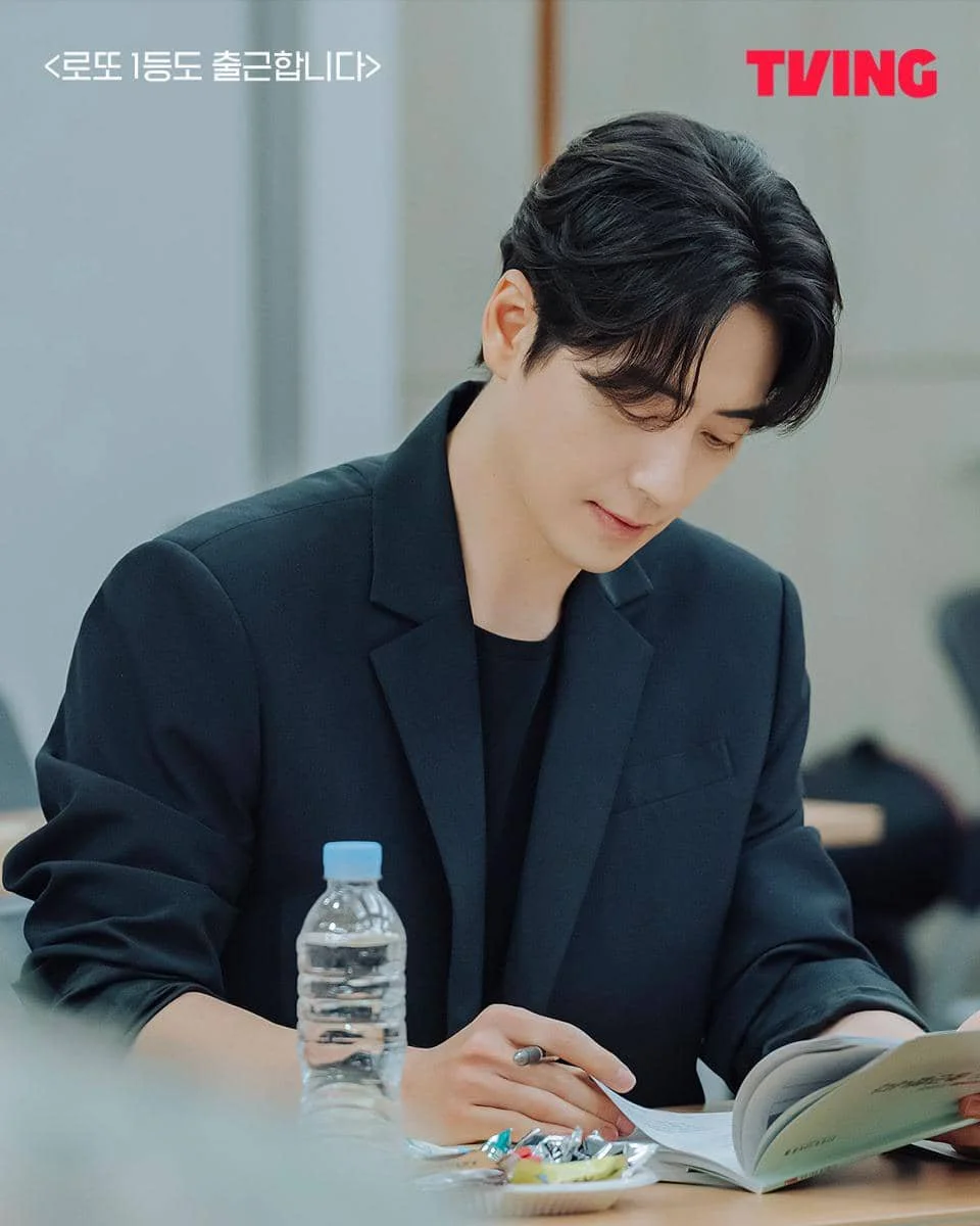 potret Lee Jun Hyuk di pembacaan naskah drama Korea The Ordinary Jackpot 