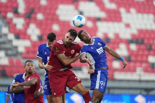 Denis Kolinger berduel dengan Barros Media Persija Jakarta