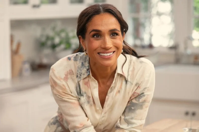 Meghan Markle Bagikan Momen Ulang Tahun ke-45, Menari di Dapur hingga Lompat ke Kolam