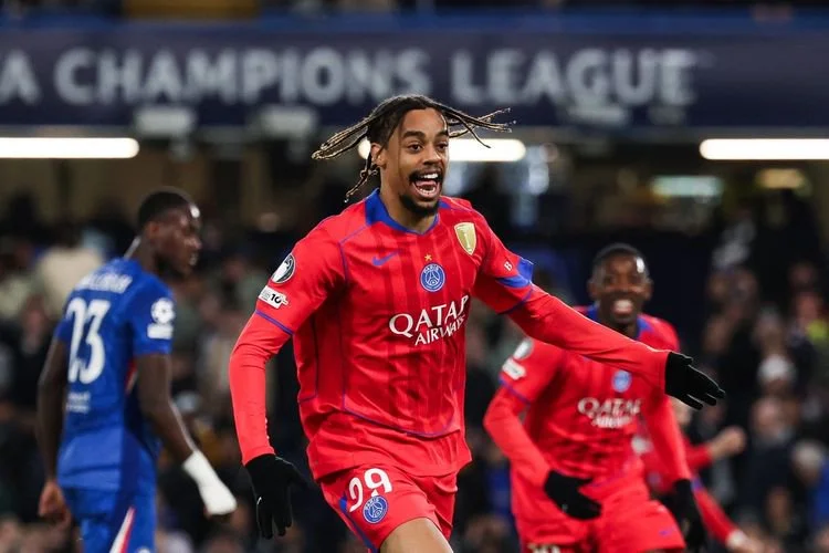 Penyerang Paris Saint-Germain, Bradley Barcola, merayakan gol pada laga leg kedua babak 16 besar Liga Champions antara Chelsea FC dan Paris Saint-Germain (PSG) di Stamford Bridge, London barat pada 17 Maret 2026.