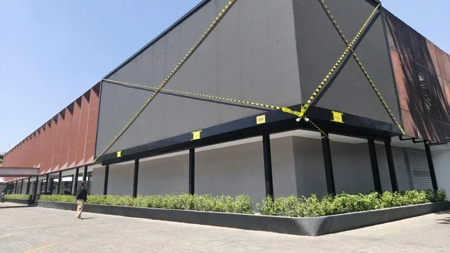 Buntut Penebangan Pohon, Videotron di Padel Cihapit Bandung Disegel