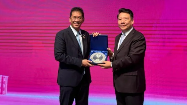 Menteri Keuangan Purbaya Yudhi Sadewa memamerkan kondisi ekonomi Indonesia yang diklaim kuat saat menyampaikan pidato ilmiah dalam kuliah umum di hadapan civitas akademika Nankai University, Tianjin, China. [Dok Kemenkeu]