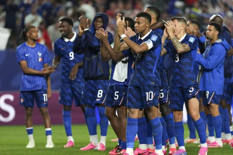 Kylian Mbappe (depan) dkk dari timnas Perancis bertepuk tangan setelah pertandingan Grup I antara Prancis dan Irak di Piala Dunia FIFA 2026 di Stadion Philadelphia di Philadelphia, Amerika Serikat, 22 Juni 2026.