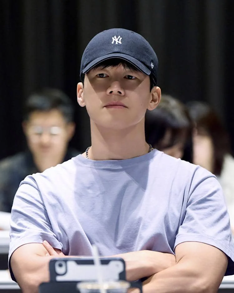 potret Kim Moo Yeol di momen pembacaan naskah drama Netflix First Doctor