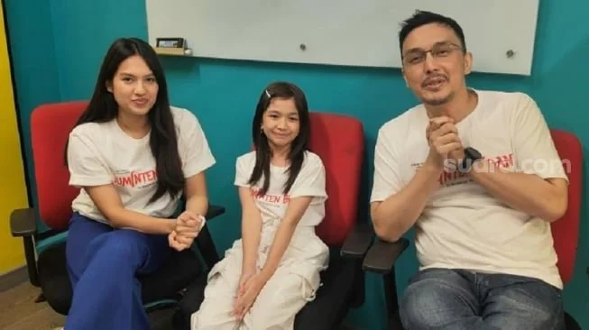 Dimas Aditya, Meisya Amira, dan Sharon Jovian mengunjungi kantor Suara.com, Selasa (23/6/2026) untuk memperkenalkan film terbarunya berjudul Juminten Edan. [Rena Pangesti/Suara.com]