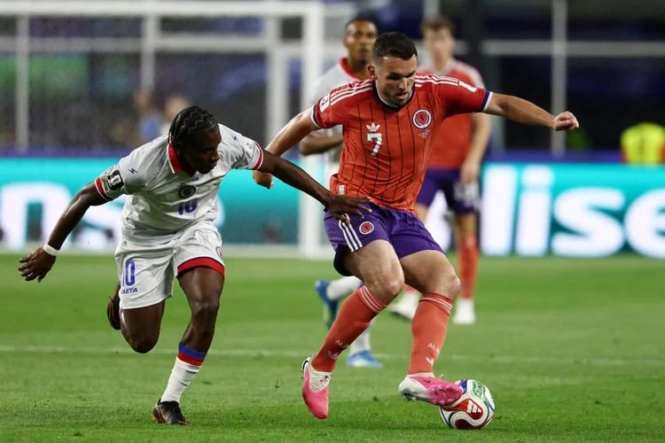 Jean-Ricner Bellegarde dan John McGinn memperebutkan bola dalam pertandingan sepak bola Grup C Piala Dunia 2026 Haiti vs Skotlandia di Stadion Boston di Foxborough pada 13 Juni 2026. (Foto oleh FRANCK FIFE / AFP)