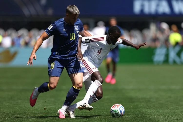 Issa Laye berduel dengan Ermedin Demirovic pada pertandingan Grup B Piala Dunia 2026 antara Bosnia dan Herzegovina dan Qatar di Stadion Seattle pada 24 Juni 2026 di Seattle, Washington. 