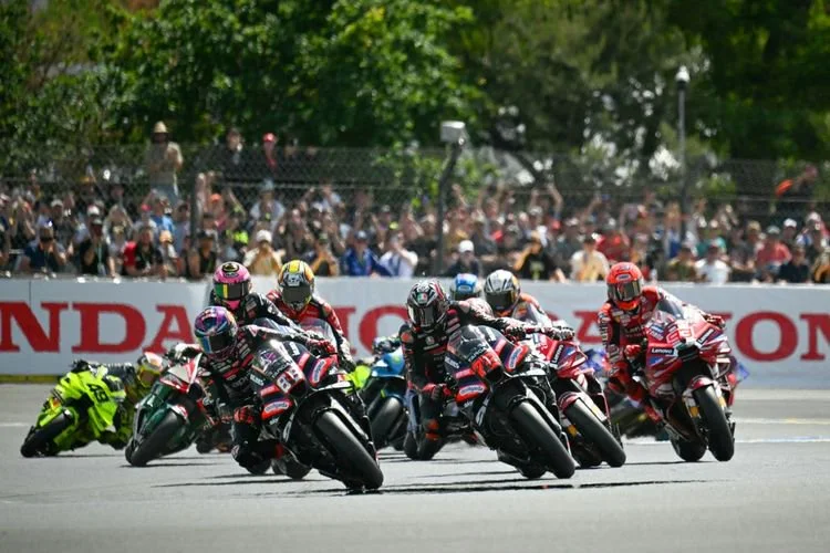 Jorge Martin (kiri) memimpin Sprint Race MotoGP Perancis di Le Mans, barat laut Prancis, pada 9 Mei 2026. (Foto oleh Loic VENANCE / AFP)