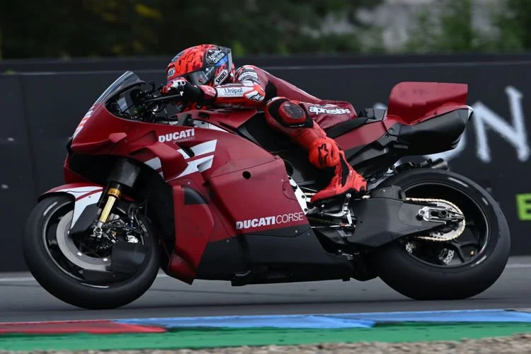 Marc Marquez saat sesi tes motor MotoGP 850 cc di Sirkuit Brno
