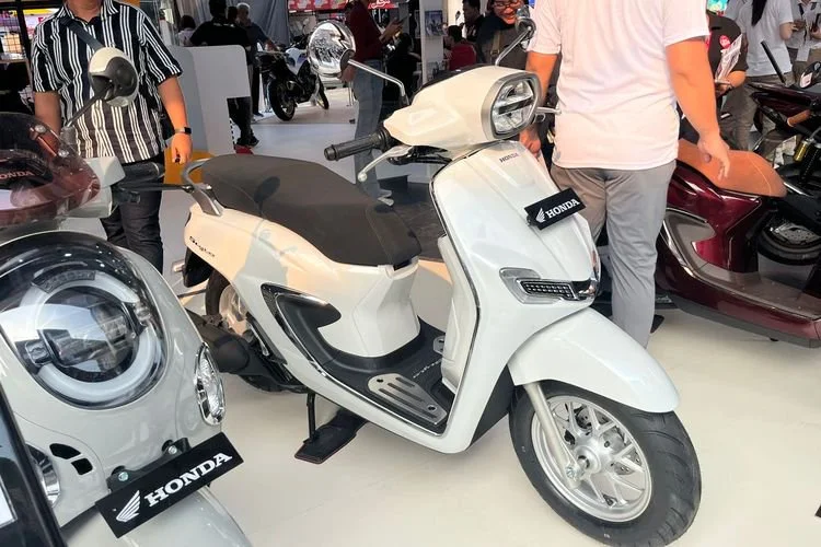 Honda Stylo 160 hadir di booth Honda pada ajang Jakarta Fair 2026