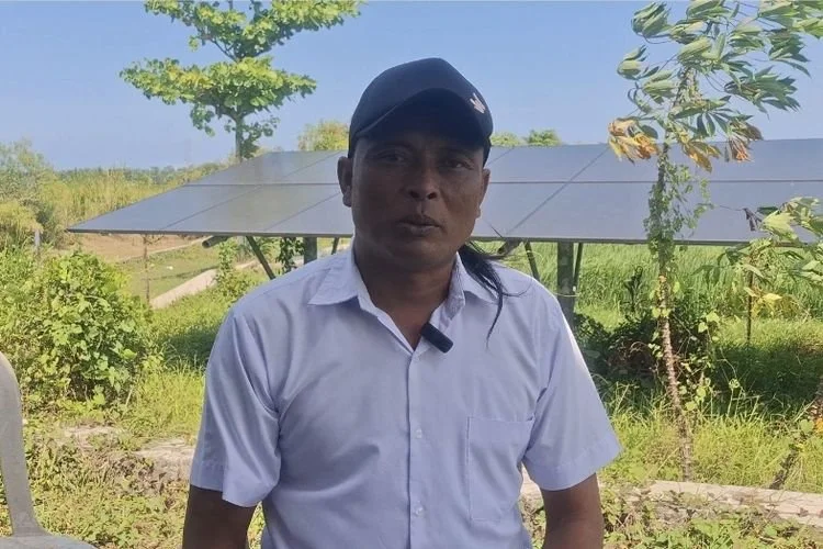 Paryanto saat memberikan penjelasan tentang panel surya di Desa Kaliwungulor, Purworejo 