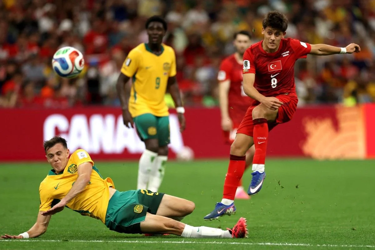 Arda Gueler dibayangi Paul Okon-Engstler kala melepas tembakan dalam pertandingan Piala Dunia FIFA 2026 Grup D Australia vs Turkiye di BC Place Vancouver pada 13 Juni 2026 di Vancouver, British Columbia. Dean Mouhtaropoulos/Getty Images/AFP (Foto oleh Dean Mouhtaropoulos / GETTY IMAGES AMERIKA UTARA / Getty Images melalui AFP)