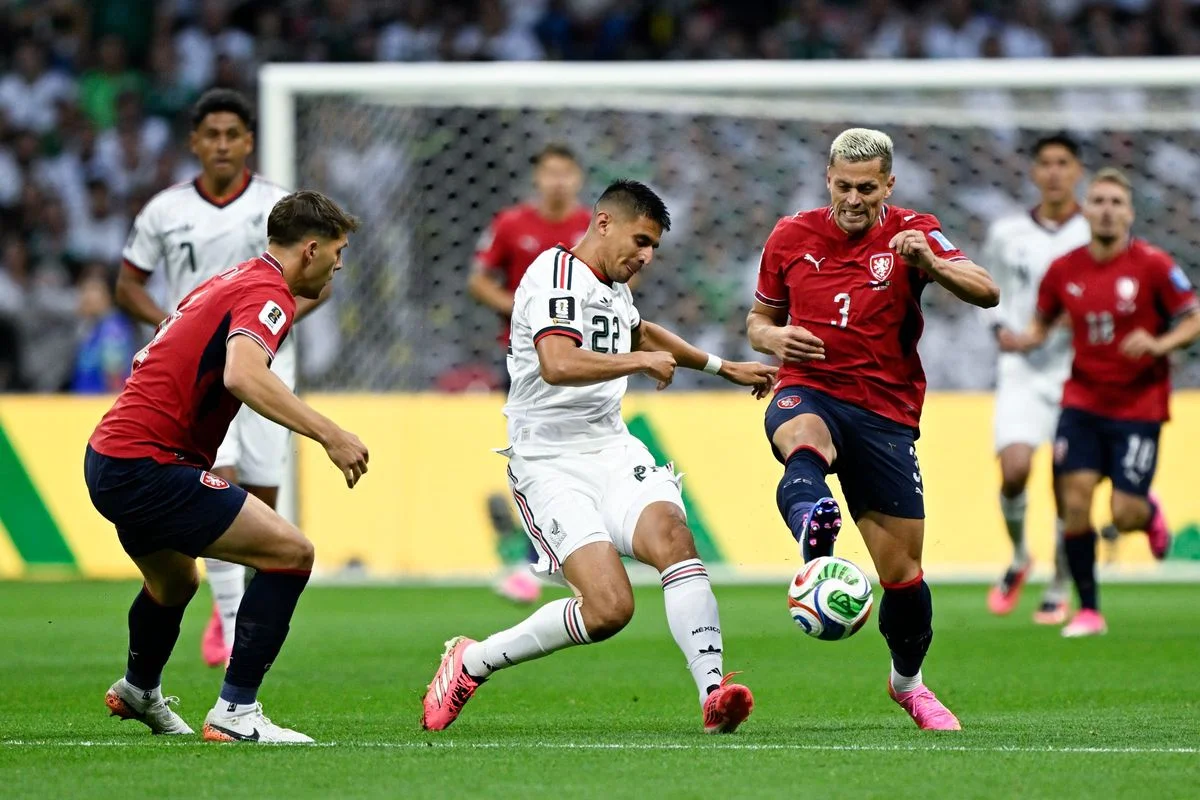Guillermo Martinez (tengah, depan) dari Meksiko berduel dengan Tomas Holes (kanan, depan) dari Republik Ceko selama pertandingan Grup A antara Republik Ceko dan Meksiko di Piala Dunia FIFA 2026 di Stadion Mexico City di Mexico City, Meksiko, pada Kamis (25/6/2026) pagi WIB.