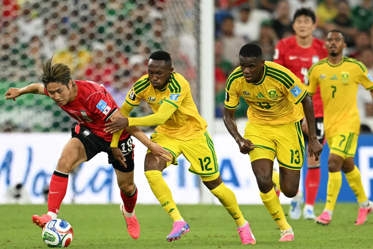 Gelandang Korea Selatan bernomor punggung 19, Lee Kang-in (kiri), berusaha mengontrol bola saat dijaga oleh penyerang Afrika Selatan bernomor punggung 12, Thapelo Maseko, dan gelandang Afrika Selatan bernomor punggung 13, Sphephelo Sithole, dalam pertandingan sepak bola Grup A Piala Dunia 2026 antara Afrika Selatan dan Korea Selatan di Stadion Monterrey, Guadalupe, Meksiko, pada Kamis (25/6/2026) pagi WIB.