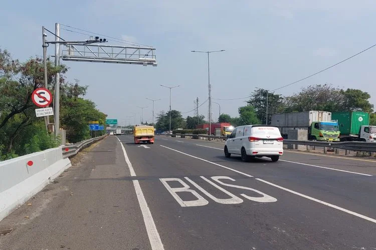 Jasa Marga memasang rangka gantry Radio Frequency Identification (RFID) yang terintegrasi dengan sensor Weigh-In-Motion (WIM) untuk menjaring truk ODOL.