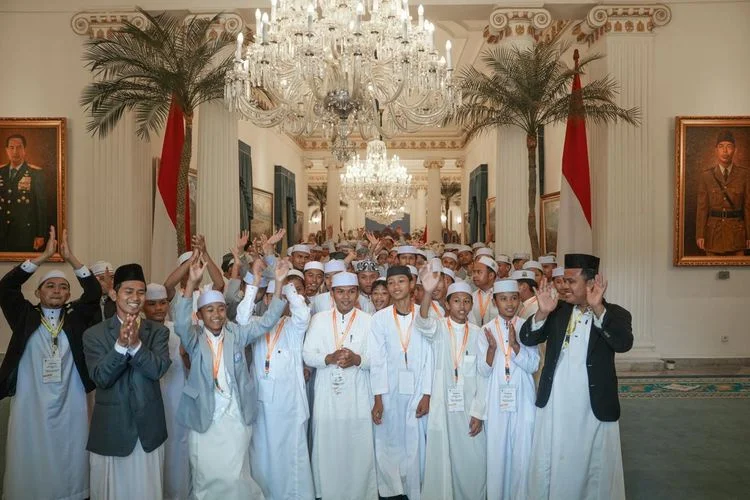 Santri asal Kabupaten Tangerang berkesempatan mengunjungi Istana, Jakarta, Kamis (25/6/2026). 