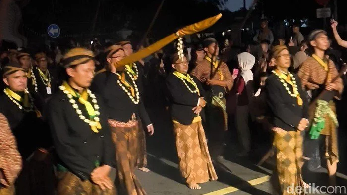 Suasana kiran malam 1 suro di Pura Mangkunegaran, Kota Solo, Selasa (16/6/2026)