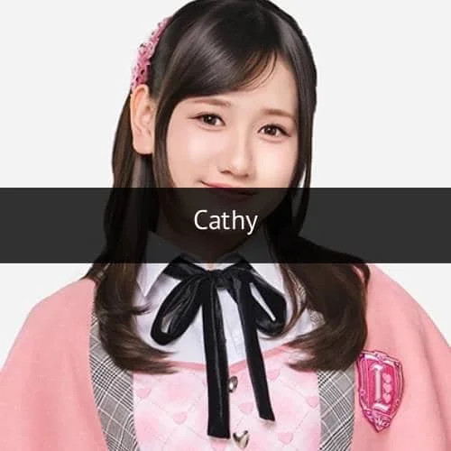 Seorang anggota grup idola JKT48 mengenakan seragam berwarna pink dan abu-abu dengan pita hitam serta aksesori rambut berwarna senada.