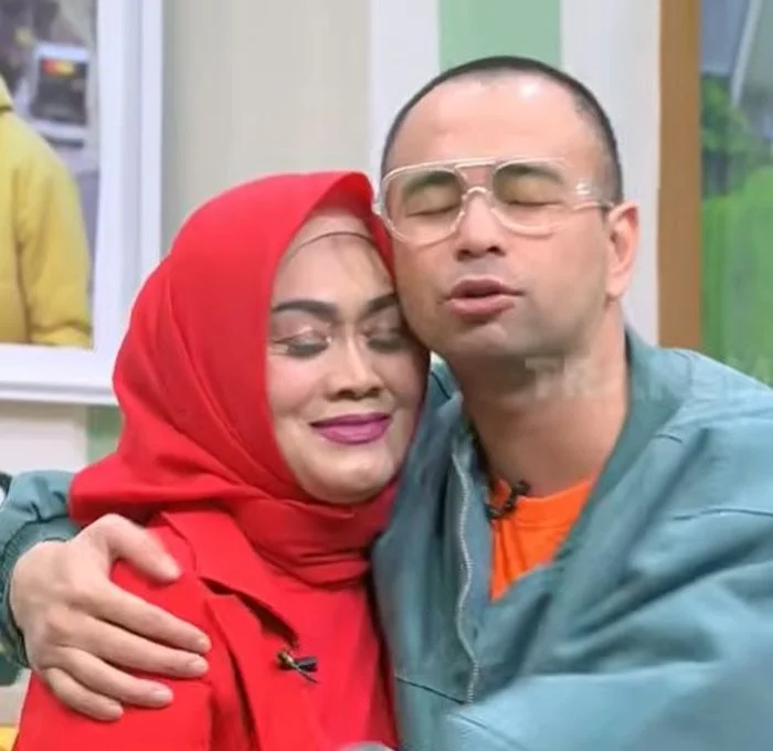 Raffi Ahmad memeluk ibunda Jupe