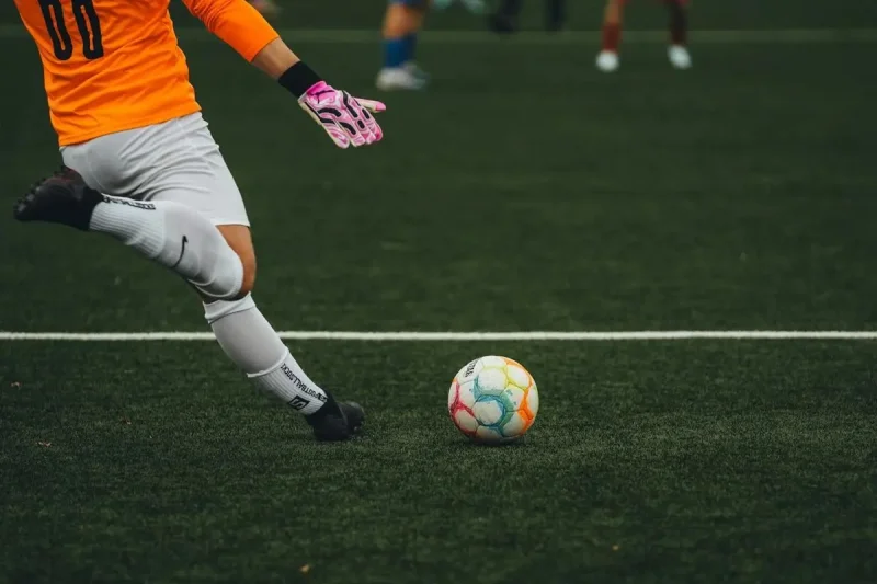 Kenapa Jersey Kiper Berbeda Warna? Ini Aturannya di Sepak Bola