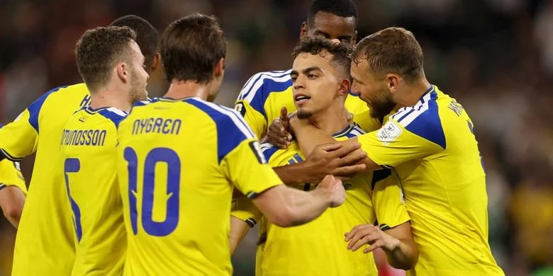 Yasin Ayari (kedua dari kanan) merayakan gol dengan rekan satu tim dalam pertandingan sepak bola Grup F Piala Dunia 2026 antara Swedia vs Tunisia di Stadion Monterrey di Guadalupe pada 14 Juni 2026. (Foto oleh Julio Cesar AGUILAR / AFP)