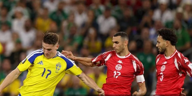 Viktor Gyokeres dibayangi Ellyes Skhiri dan Montassar Talbi dalam pertandingan sepak bola Grup F Piala Dunia 2026 Swedia vs Tunisia di Stadion Monterrey di Guadalupe pada 14 Juni 2026. (Foto oleh Julio Cesar AGUILAR / AFP)