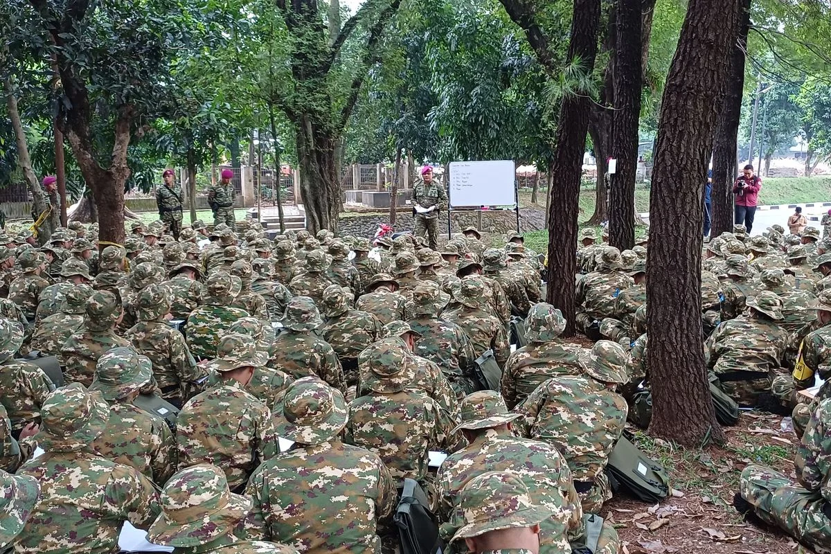 Ratusan calon manajer Koperasi Desa/Kelurahan Merah Putih (KDKMP) saag mengikuti Latsarmil di Brigif 1 Marinir, Cilandak, Jakarta Selatan, Kamis (25/6/2026).