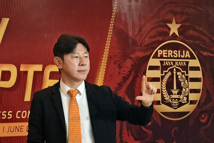 Persija Jakarta mengumumkan kehadiran eks pelatih Timnas Indonesia, Shin Tae-yong, sebagai&nbsp;pelatih baru pengganti Mauricio Souza pada Senin (8/6/2026).&nbsp;STY dikontrak Persija Jakarta dengan durasi tiga tahun.