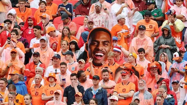 Soccer Football - FIFA World Cup 2026 - Group F - Tunisia v Netherlands - Kansas City Stadium, Kansas City, Missouri, U.S. - June 25, 2026 Netherlands fans holds a up a giant face of Ryan Gravenberch inside the stadium before the match (REUTERS/Siphiwe Sibeko)