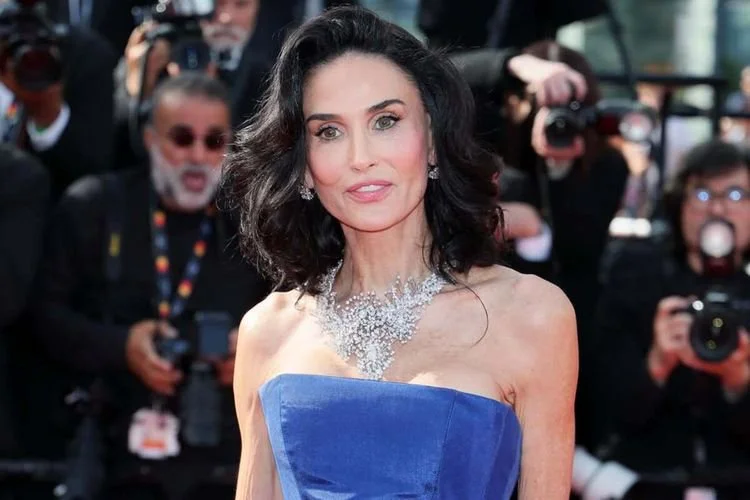 Tangkapan layar akun Instagram Harper's Bazaar @harperbazaarus. Demi Moore mencuri perhatian di Cannes 2026 setelah tampil dengan gaya rambut pendek keriting yang berbeda dari penampilan ikoniknya selama ini.