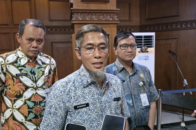 Sekda Jateng Sumarno diwawancarai usai melantik dan mengambil sumpah/janji pejabat fungsional di lingkungan Pemerintah Provinsi Jawa Tengah, Kamis (25/6/2026).