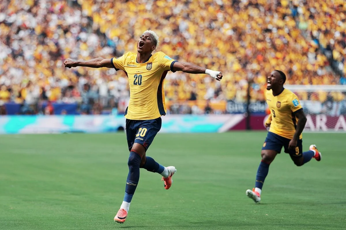 Nilson Angulo (kiri) merayakan gol dalam pertandingan Grup E Ekuador vs Jerman di Piala Dunia 2026 di Stadion New York New Jersey di New Jersey, Amerika Serikat, 25 Juni 2026. (Xinhua/Xu Chang)
