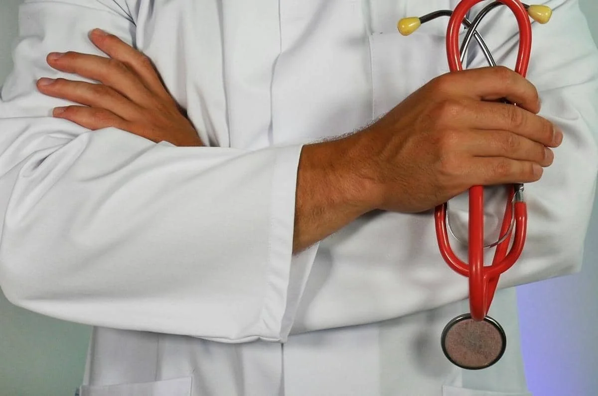 Dokter sedang bertugas.