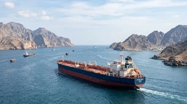 Kapal Mulai Keluar Selat Hormuz, Harga Minyak Dunia Melemah