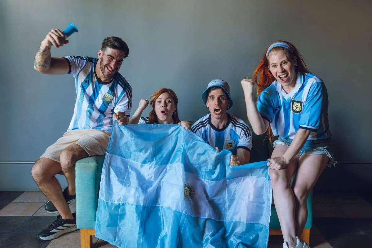 ilustrasi orang nonton bola memakai jersey Argentina