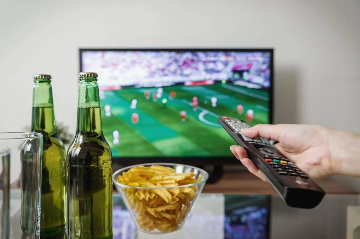 ilustrasi pertandingan sepak bola di TV