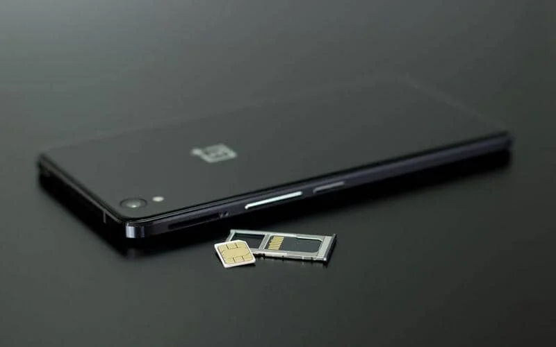 ilustrasi SIM card pada smartphone