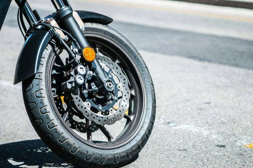 ilustrasi ban motor (unsplash.com/Vlad Kutepov)