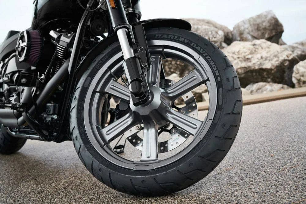 ilustrasi ban motor (unsplash.com/Harley-Davidson)