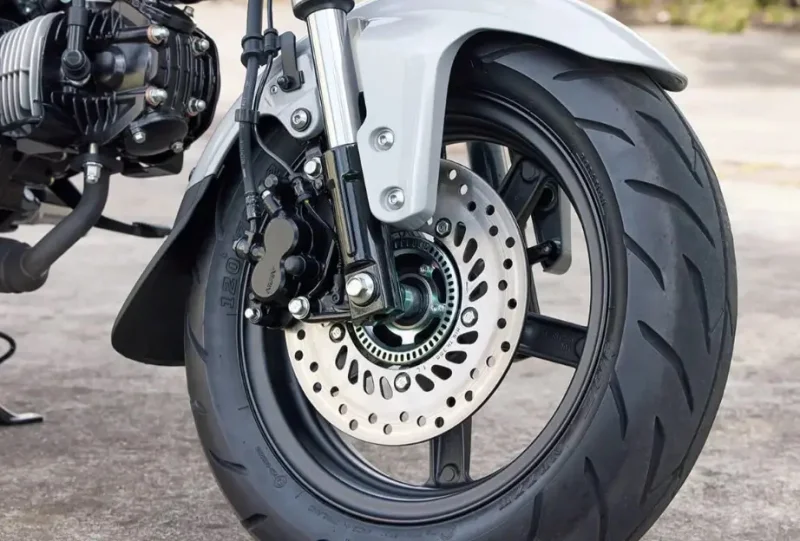 Kenapa Ban Motor Lebih Lebar Bikin Akselerasi Berat tapi Top Speed Naik?