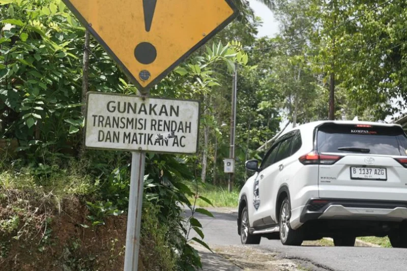 Tips Mengemudi Mobil Matik di Tanjakan agar Tidak Kehilangan Tenaga