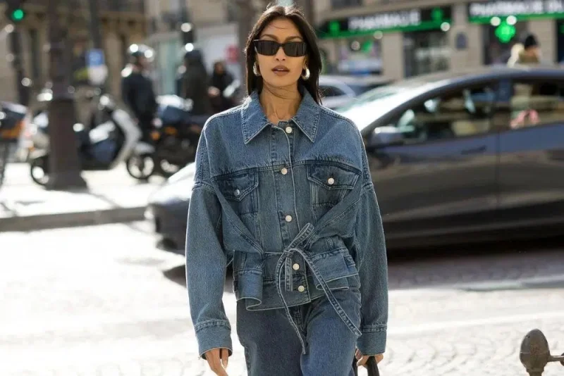 5 Ide Outfit Serba Denim yang Elegan dan Timeless