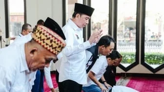 Sujud di Gerbang Lampung, Jokowi Awali Blusukan 3 Hari di Bumi Ruwa Jurai dengan Salat Jumat