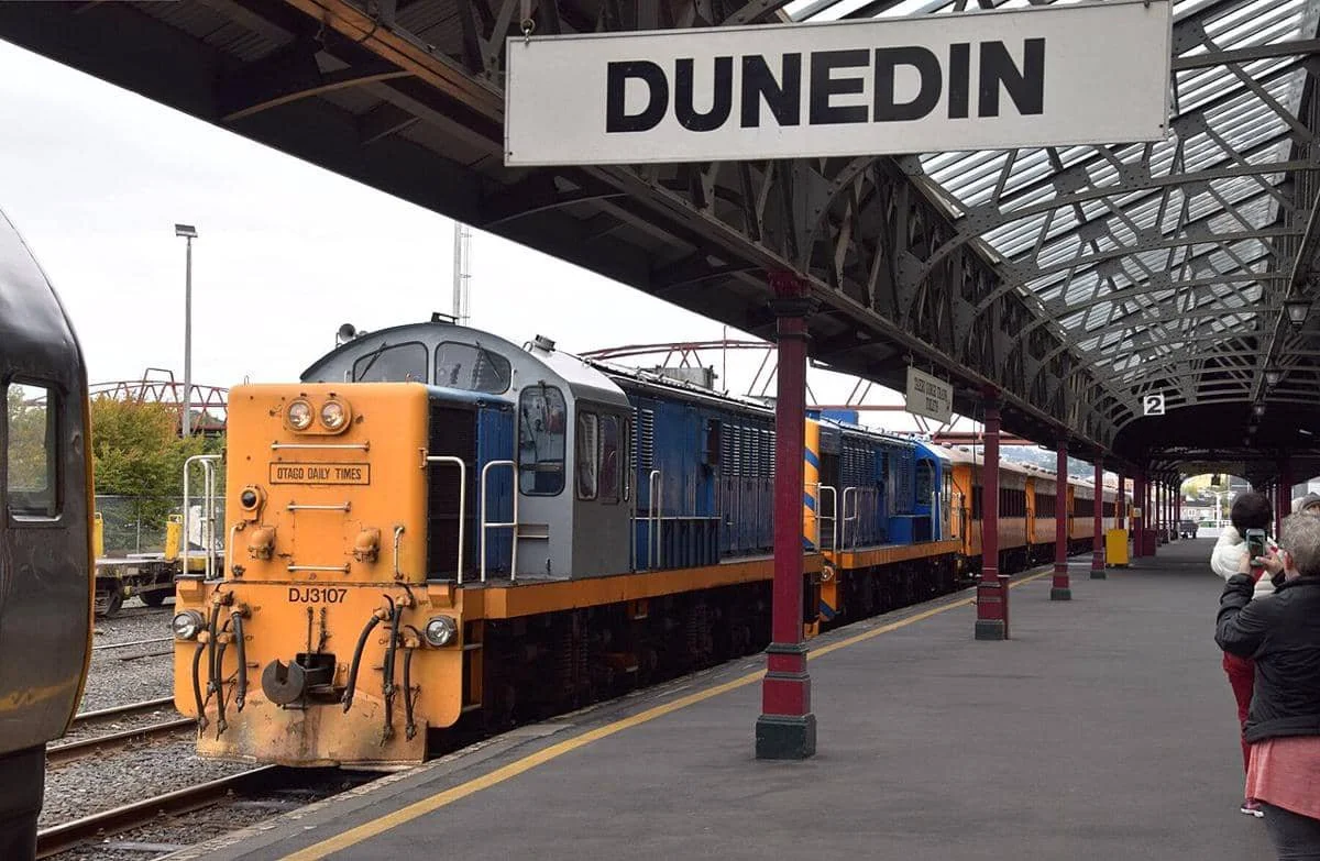 Lokomotif kelas DJ3107 di Stasiun Kereta Api Dunedin.