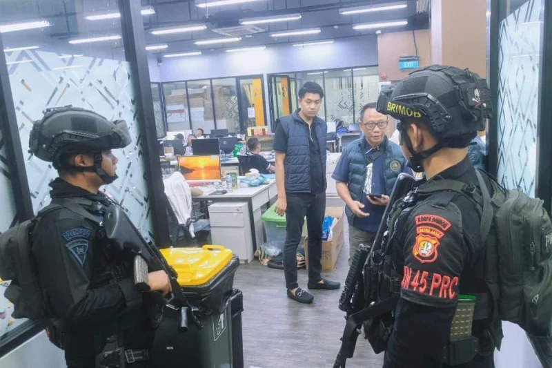 Polri Sita Ratusan Ponsel dan Laptop dari Markas Judol di Hayam Wuruk