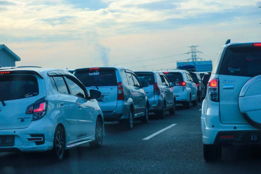 ilustrasi macet saat mudik (vecteezy.com/cindhyade)