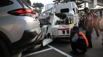 Sikat Parkir Liar di Cawang, 250 Personel Gabungan Derek Mobil yang Nekat Bandel!