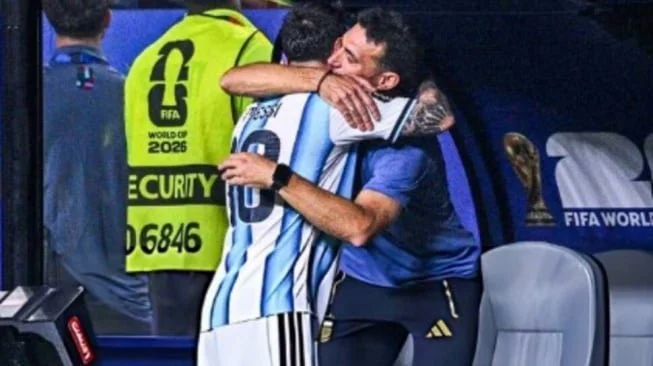 Pelatih Timnas Argentina, Lionel Scaloni, mengaku kehabisan kata usai penampilan luar biasa Lionel Messi pada laga pembuka Piala Dunia 2026. [Tangkap layar X]